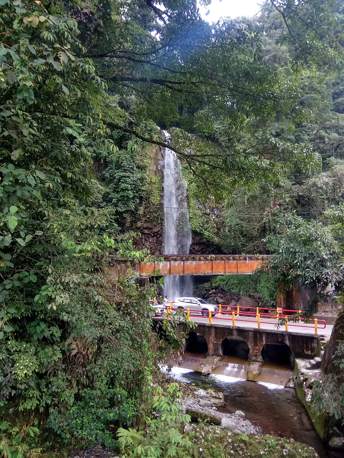 Suasana jalan di Air Terjun Lembah Anai
