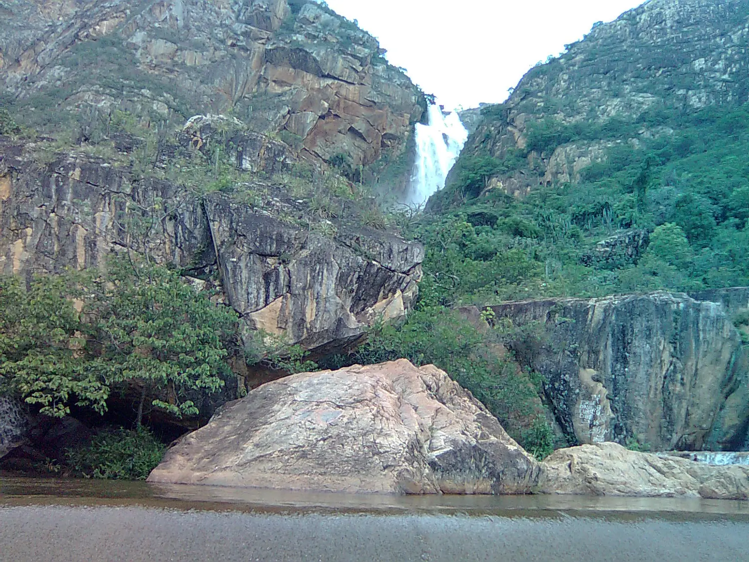 Cachoeira de veu de noiva em livramento