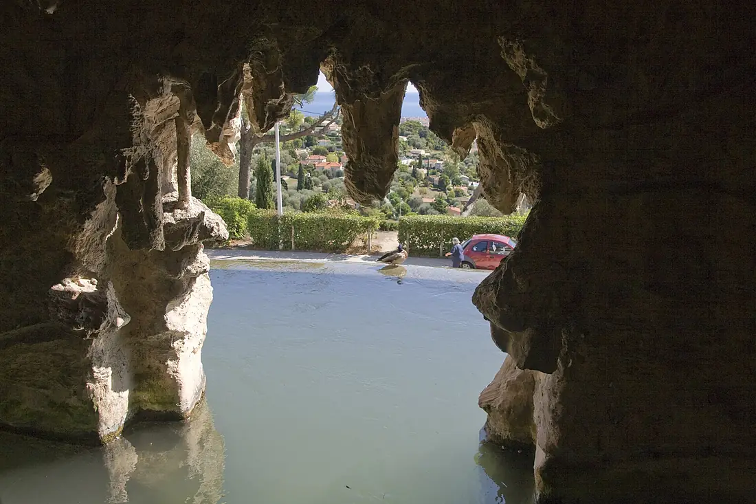 Cascade de Gairaut ouverture dans la grotte