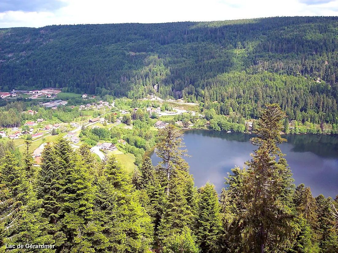 Gérardmer. Le bout du lac , côté Tholy. Vu de la tour de Mérelle. 20-05-2007