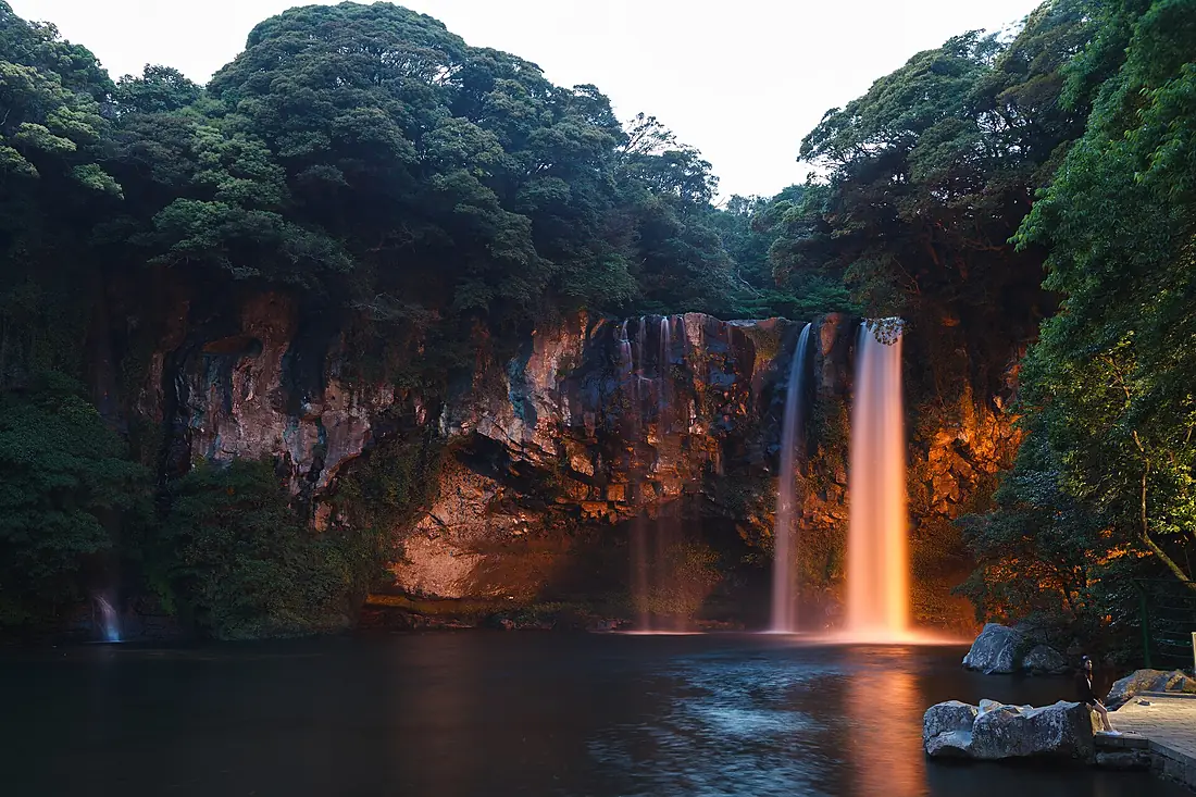 Cheonjiyeon Waterfall (14523691134)