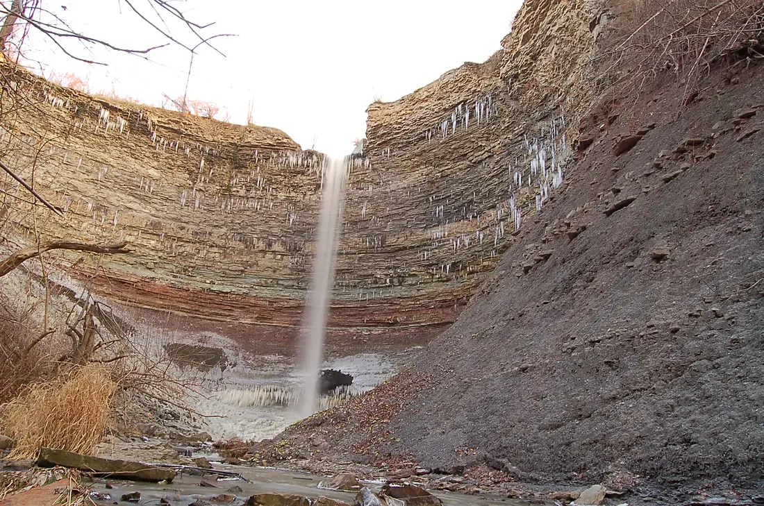 In the Devil's Punch Bowl's Gorge - panoramio