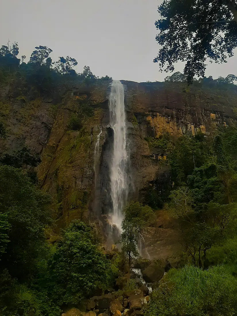 Diyaluma falls from the bottom