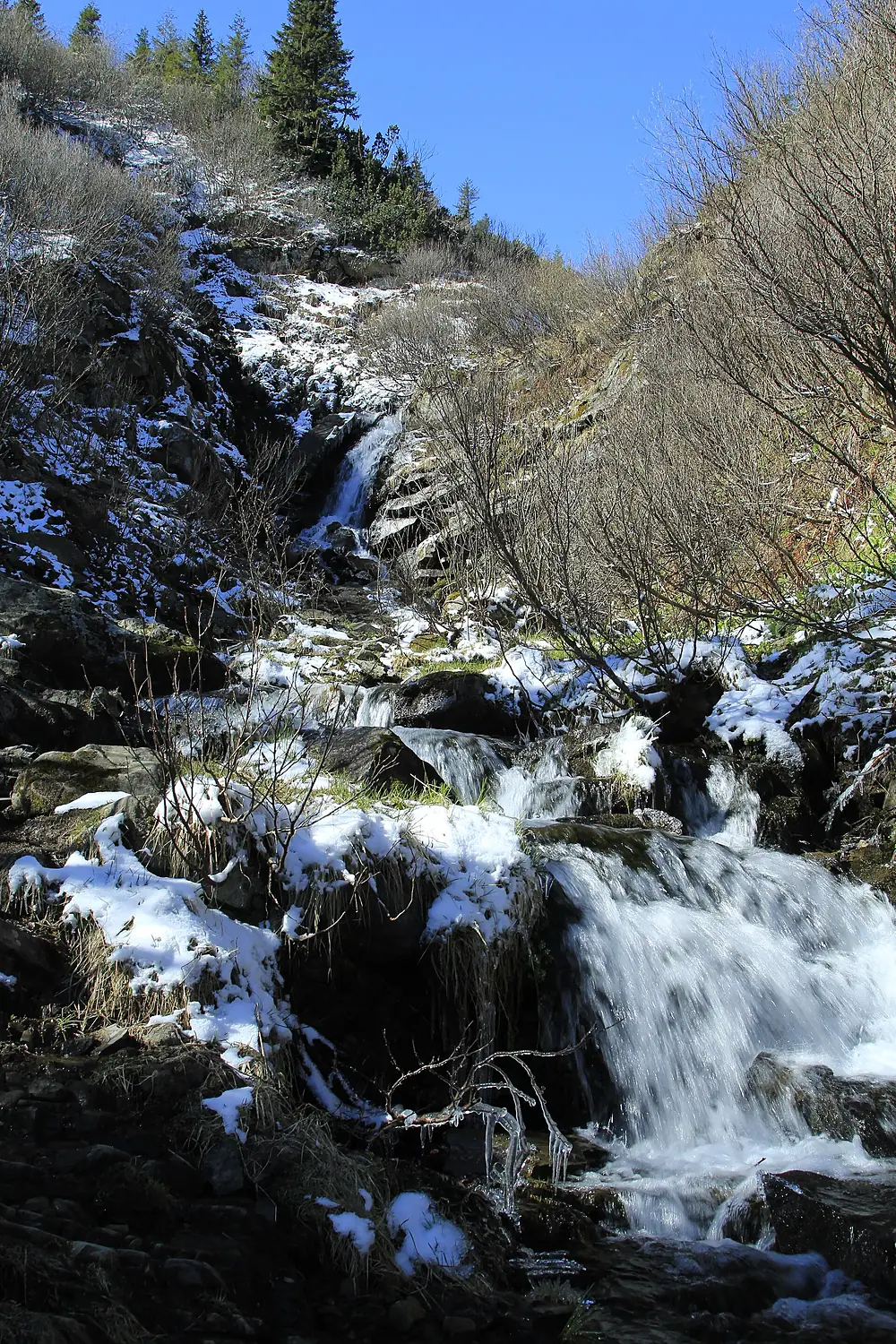 Водоспад на шляху до Вухатого Каменю