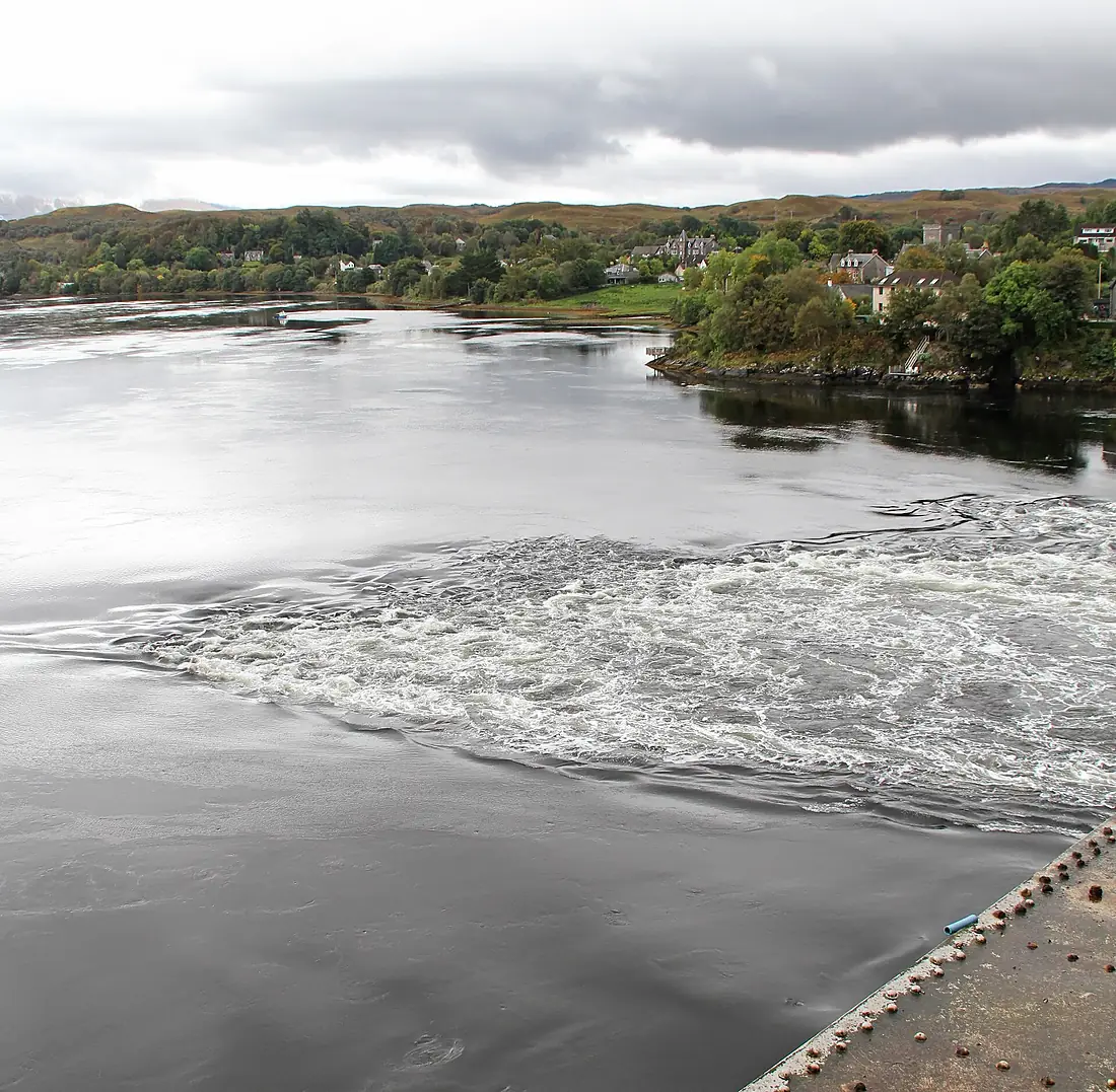 Falls of Lora under the Connel Bridge (37426456701)