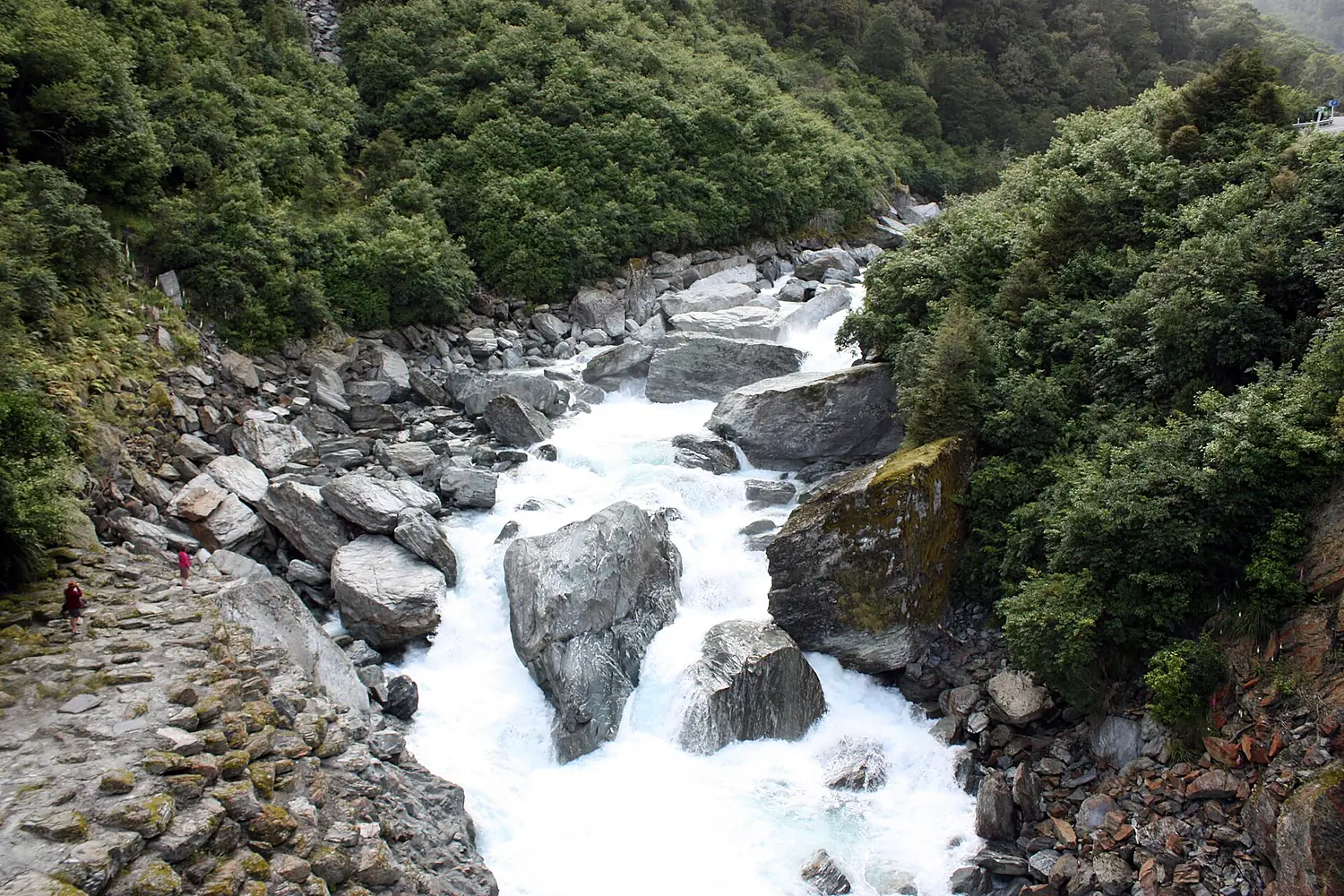 Gates of Haast with people (4287862140)