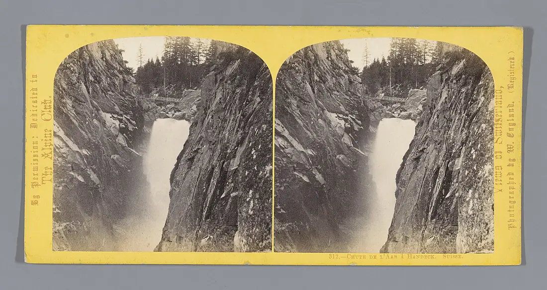 Gezicht op een waterval nabij Handegg Chute de l'Aar à Handeck. Suisse. (titel op object), RP-F-F08184