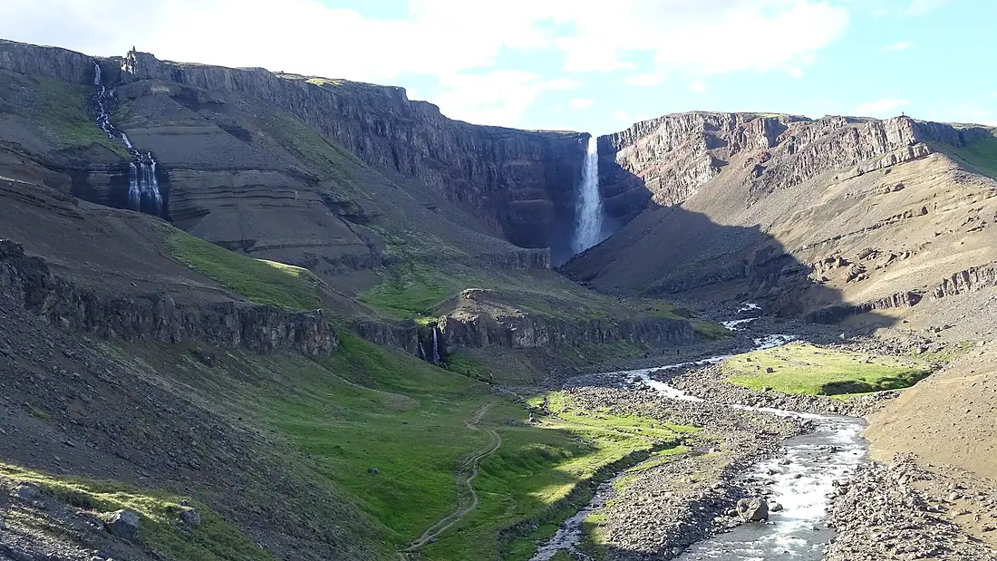 Appraoching Hengifoss (14786317921)
