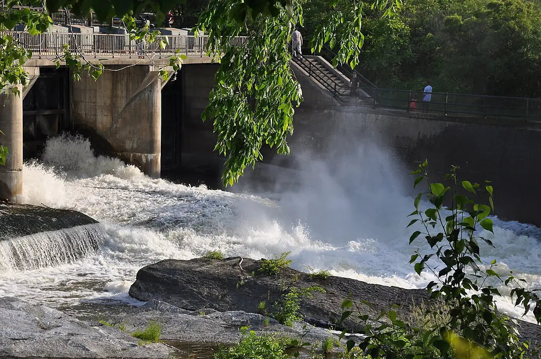 Far shot of the Hogsback Falls (20564401068)