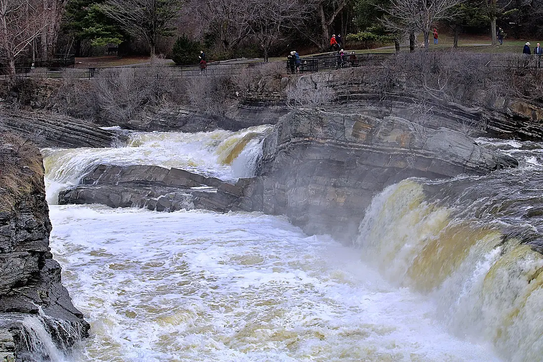 Flood Gates Open, Hogs Back Falls (52017447511)