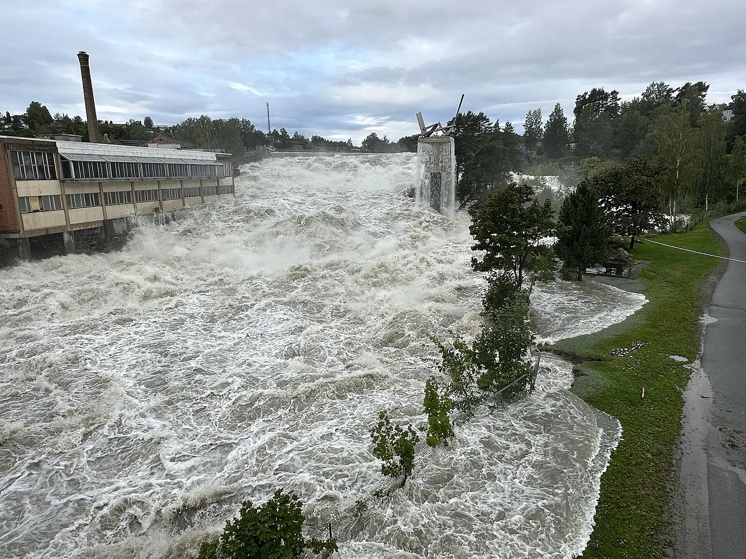 Flommen i Ringerike 2023 - Hønefossen stor