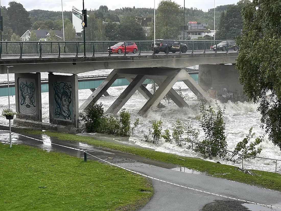 Flommen i Ringerike 2023 - bybrua nedenfor fossen