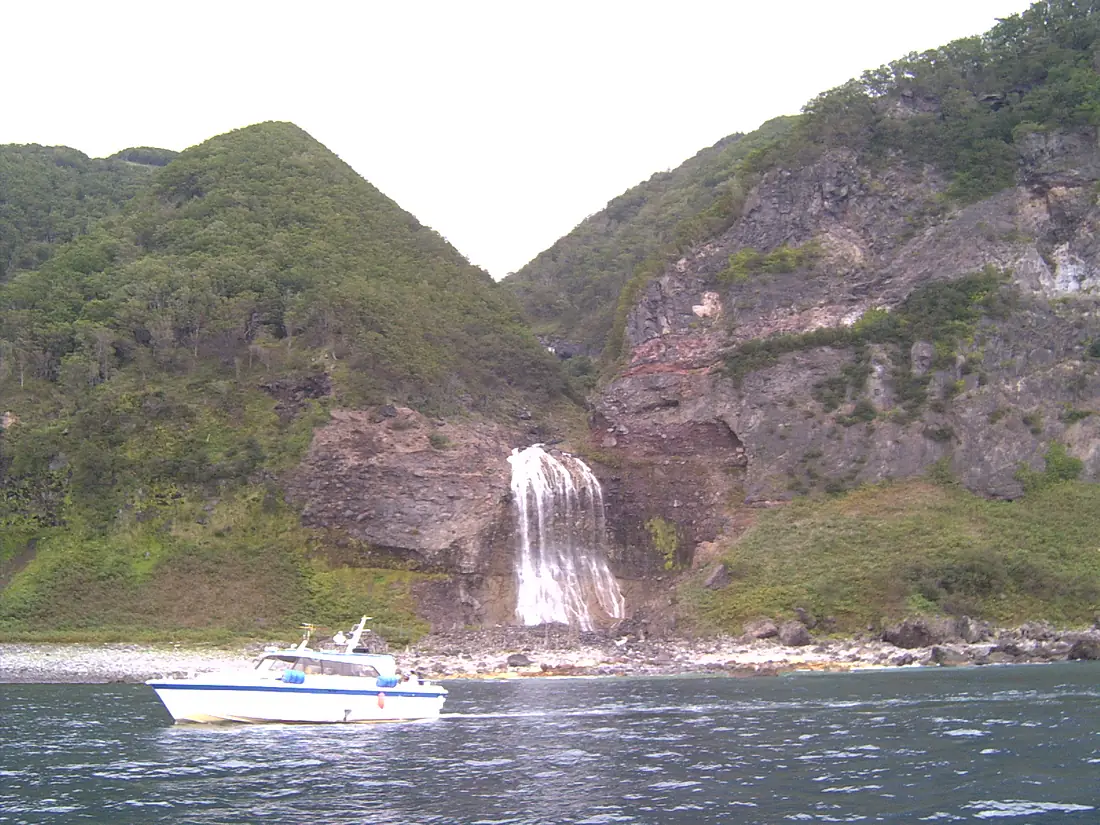 Spa Waterfall "Kamuiwakka" at Seaside/ カムイワッカ湯の滝と海 - panoramio