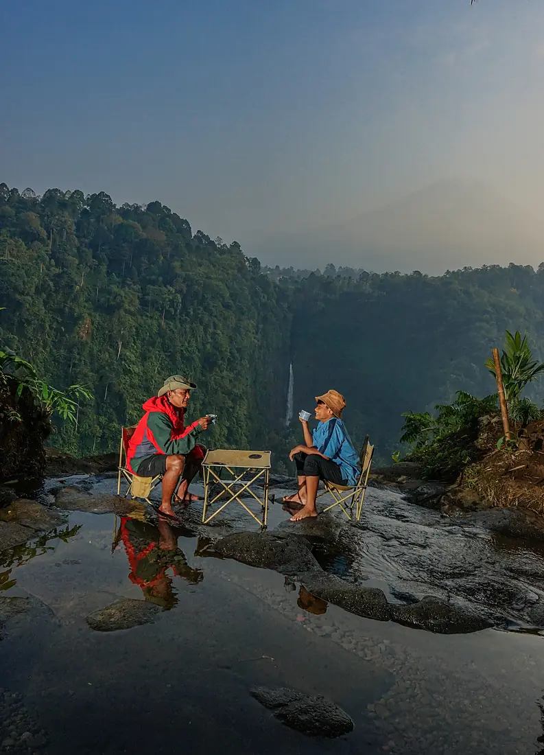 Menikmati Kopi Dengan panorama Kapas Biru