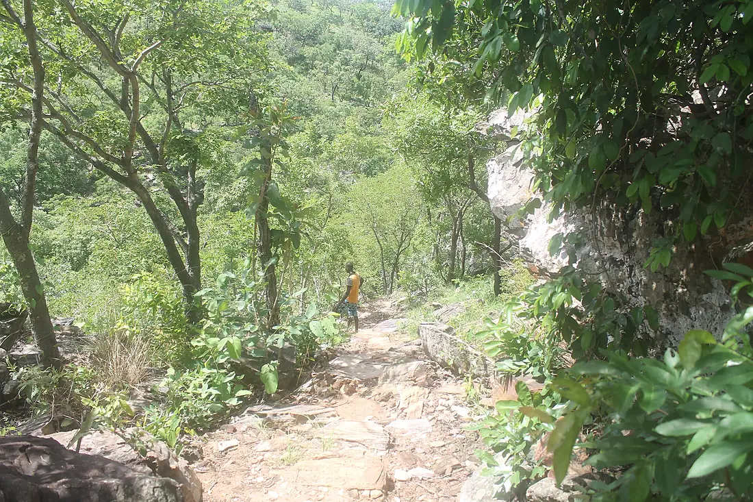 Au cœur des chutes de KOTA de Natitingou 01