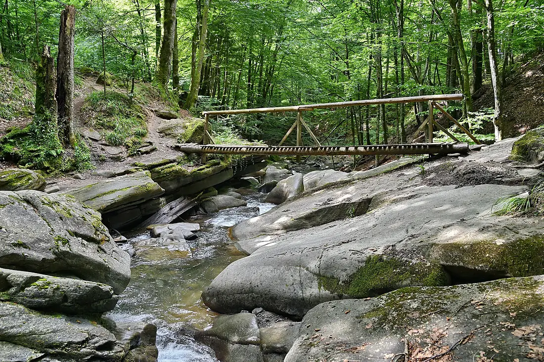 Lumshory Uzhhorodskyi Zakarpatska-Lumshory waterfalls-view-2