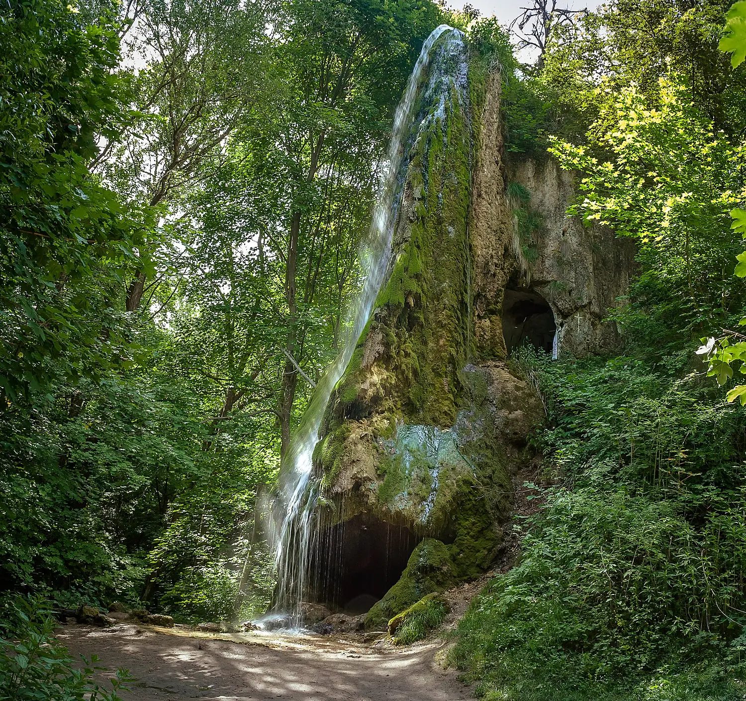 Скала з гротом та водоспадом, село Маліївці. Панорама