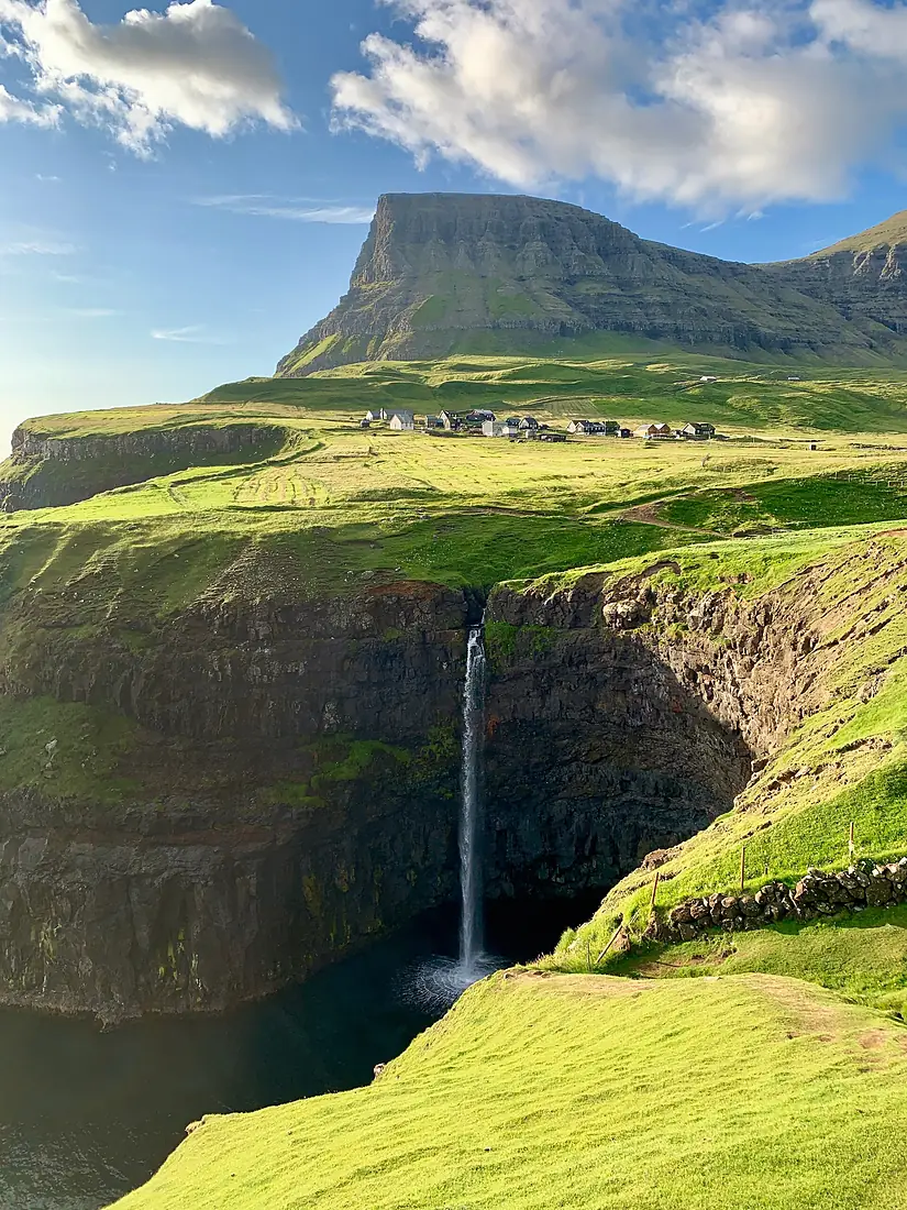 Blick auf den Wasserfall Múlafossur und den Ort Gásadalur, August 2019