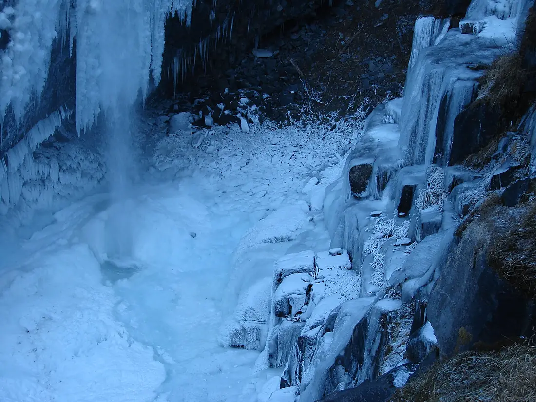Icy Narada Falls in mid November, 2014. (f1b02fbfb5544e3f9156abc3371c2377)