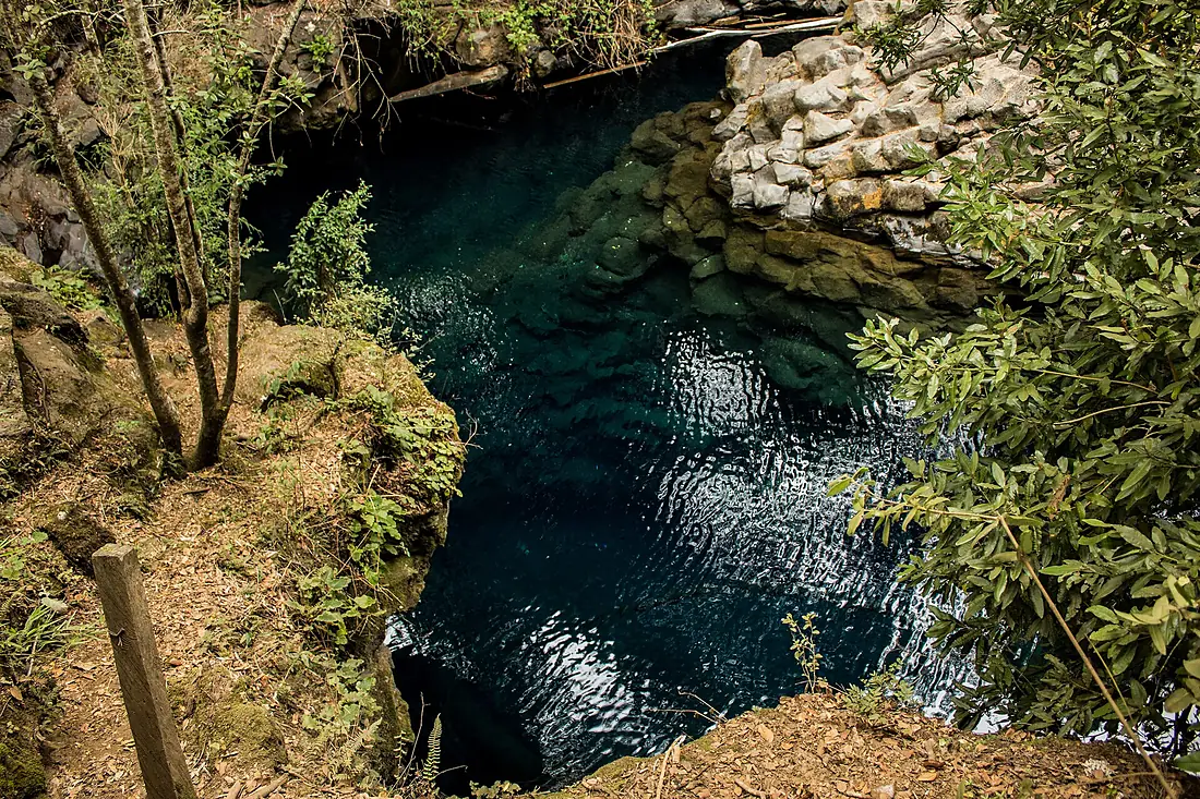 Laguna Azul en Ojos del Caburgua 001