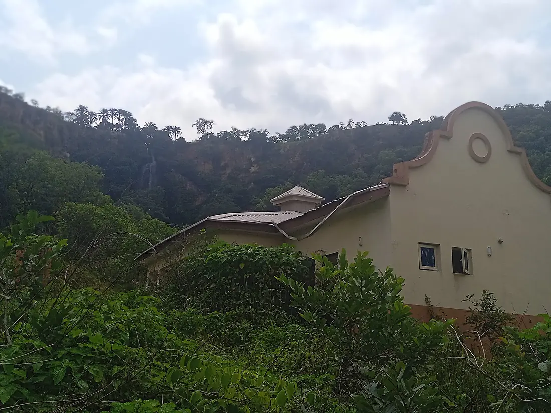 A building close to Owu Waterfall