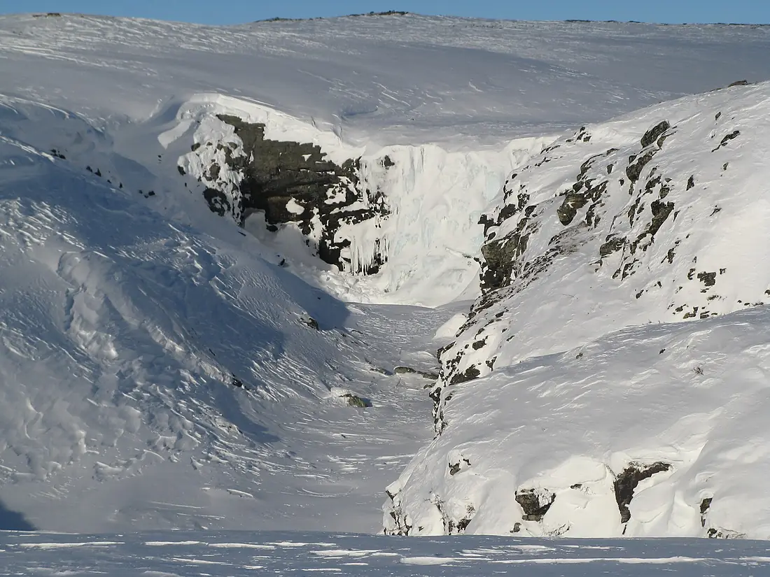 Pihtsusköngäs waterfall in winter