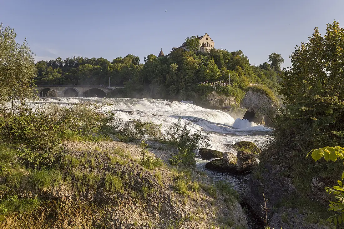 Blick vom Mühlerad über den Rheinfall zum Schloss Laufen