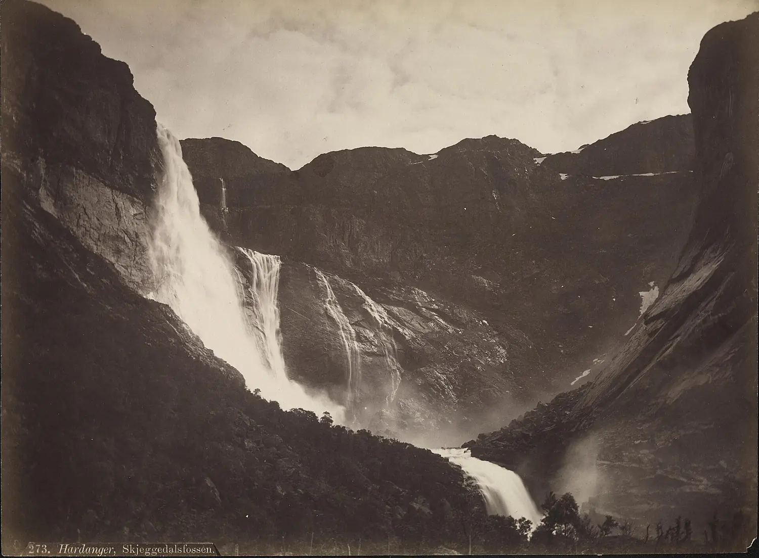 273. Hardanger, skjeggedalsfossen - NB bldsa AL0273 (cropped)