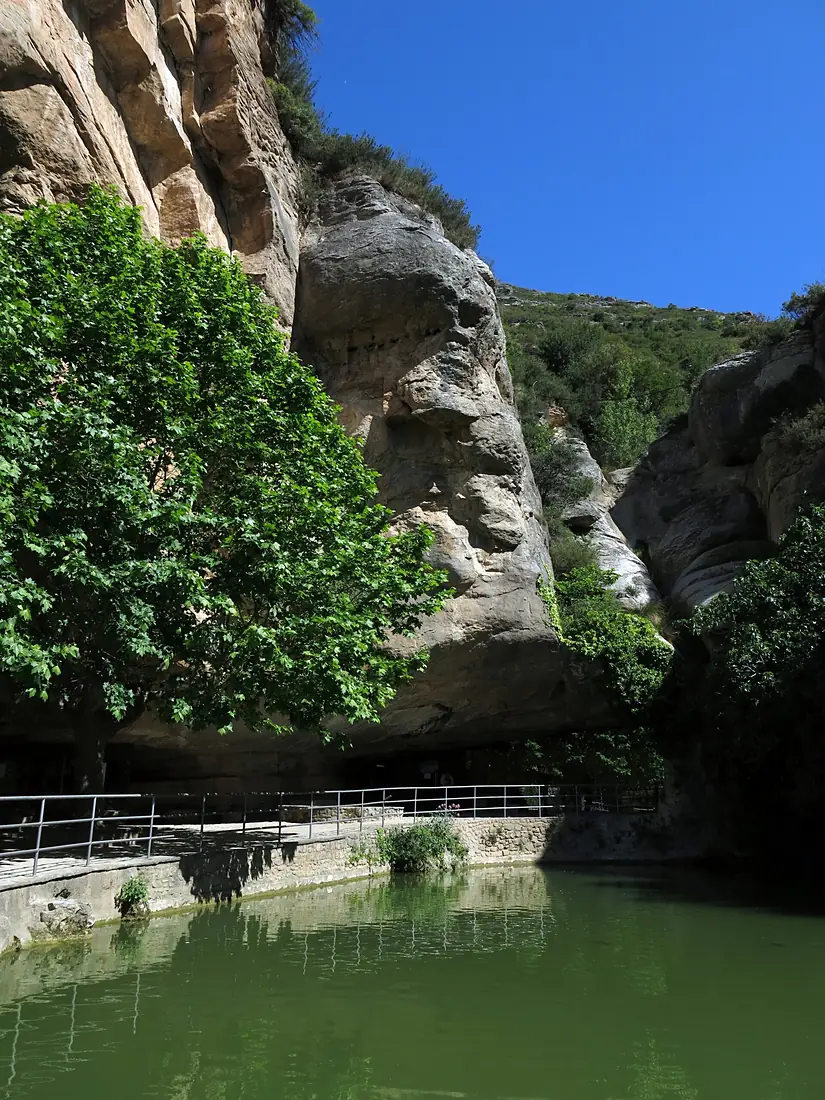 091 Sant Miquel del Fai, estany sota la cinglera i el salt d'aigua del Rossinyol