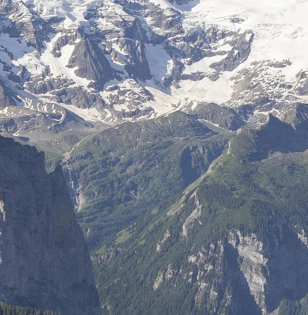 Schwarzmönch-Mönchsbüffel, Spitzhoren mit Tanzbedeli und das Wärmietenhoren, Wätterlickengletscher - 1 lauterbrunnen valley wengen 2022 (cropped)