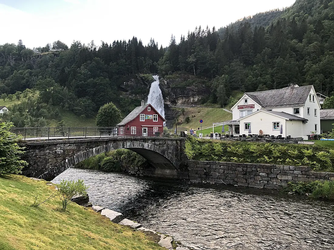 Steinsdal bru, Steinsdalselva, Steinsdalfossen og Fossen Kaffibar og Pub, i Rosselandsvegen i Kvam kommune (2)