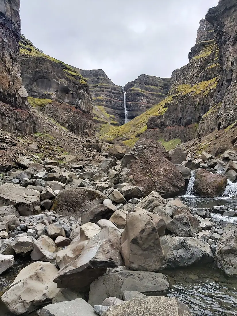 Strútsfoss, gil