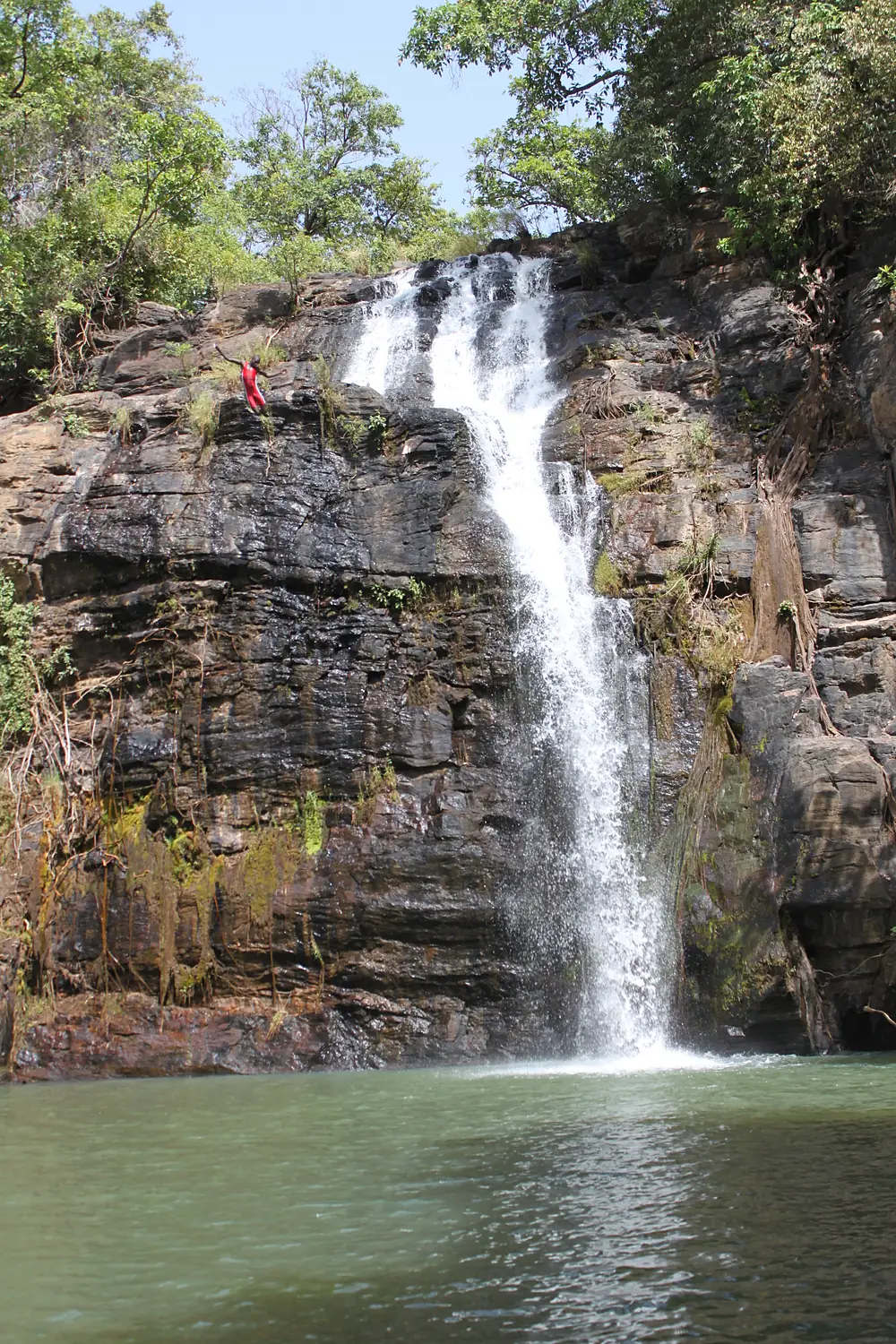 Jeune homme sautant des cascades de Tanougou 2 (Bénin)
