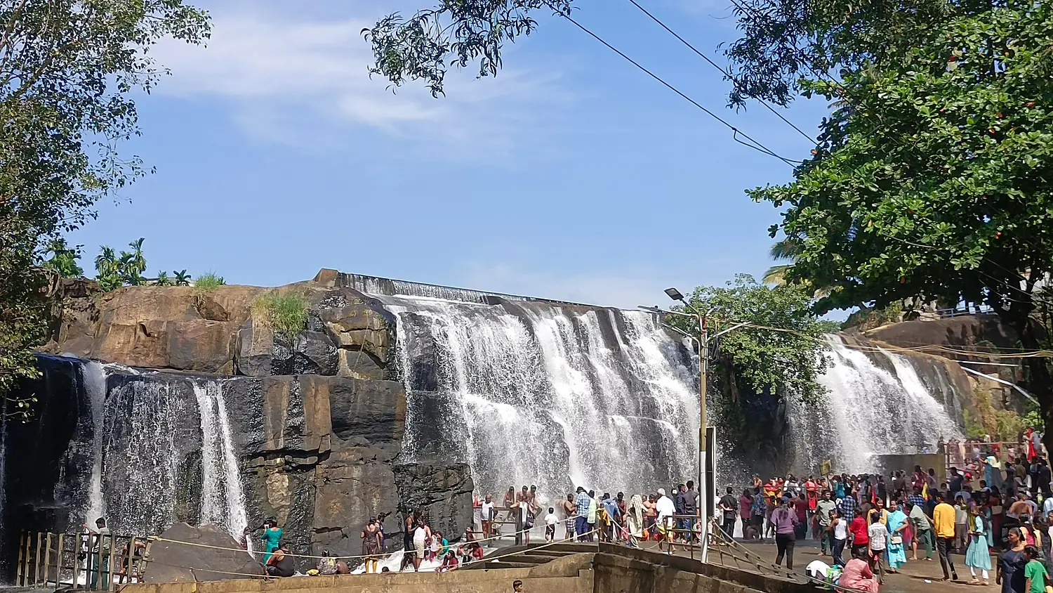 Thirparappu waterfalls in Thamilnadu (27957)