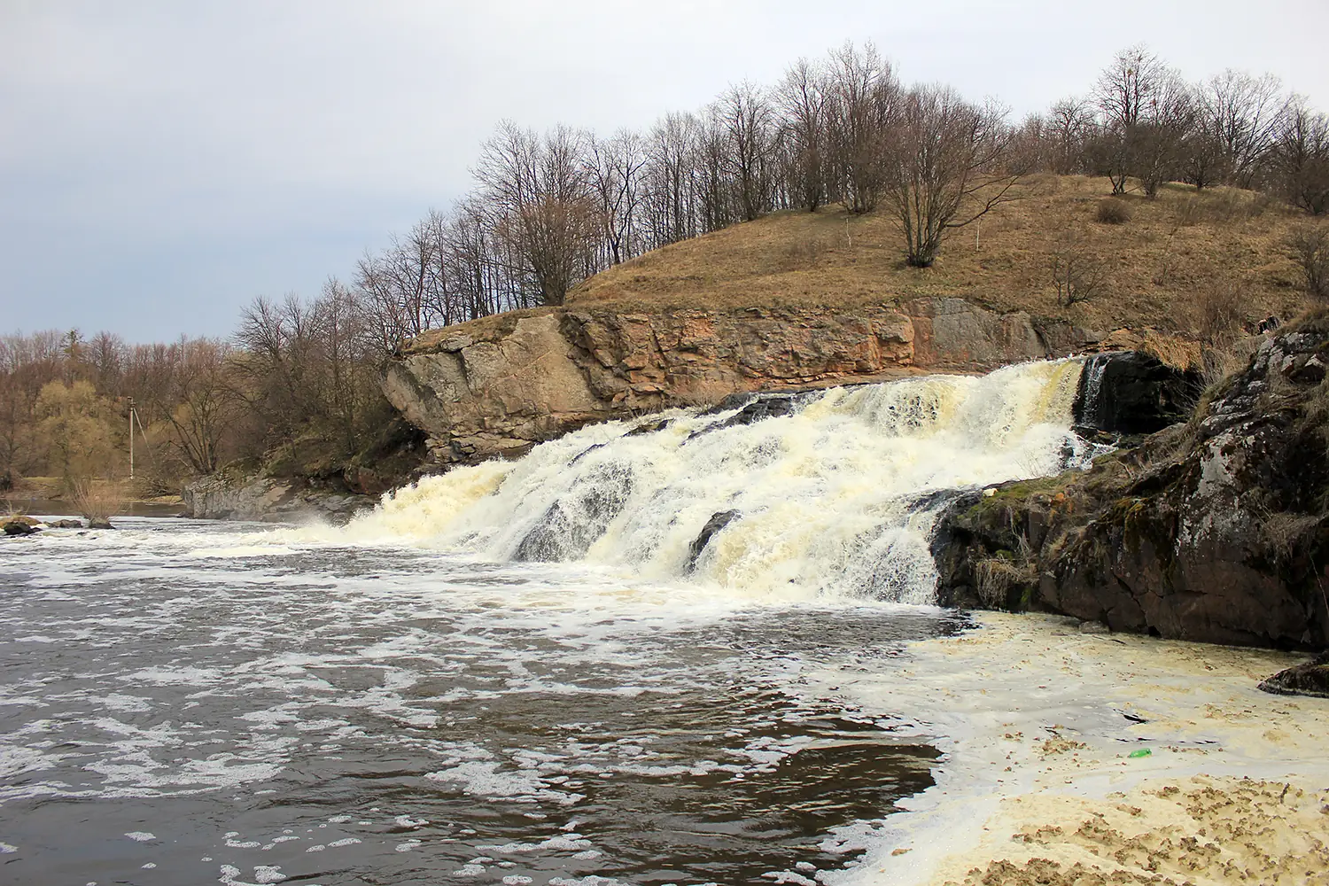Скеля з водоспадом
