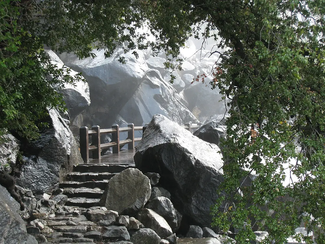 Footbridge below Wapama Falls - panoramio