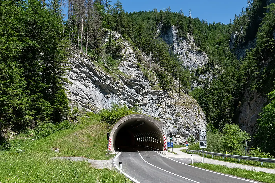 Tunnel Totes Weib
