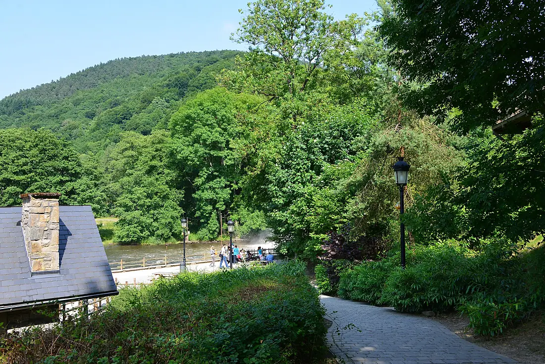 Chemin contournant la cascade (9414786211)